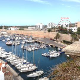 apartamento amplio en planta baja con terraza CALA BUSQUETS, hotel v destinácii Ciutadella