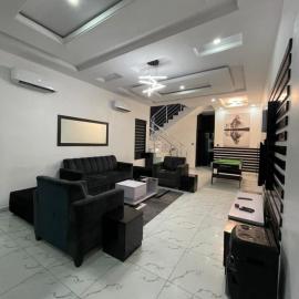 2 units of Luxurious 4 Bedroom Duplex Apartment QQ, Hotel in Shogunle
