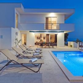 Luxury Villa Mala Podgora with Heated Pool, hotel i Podgora