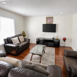 Spacious 4BR Orangeville Home Sleeps 10 with Free Parking, Full Kitchen, WiFi, Laundry & Private Patio Deck - 3 Mins to Headwaters Hospital - Ideal for Families, Medical & Work Stays!, hotel i Orangeville