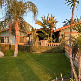 Casa Tropical with a hot tub & outdoor grill, hotel v destinaci Bakersfield
