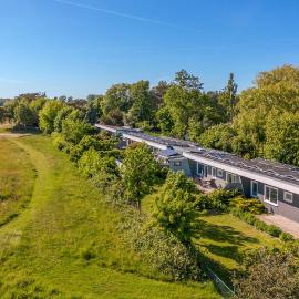 Boddenweite 1 – hotel w mieście Born