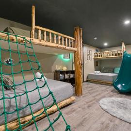 BEST GameRoom & Kids Bedroom! Hot Tub & FirePit, hotel u gradu Blakeslee