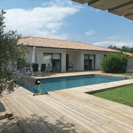 Jolie villa avec piscine chauffée proche du lac, hotel en Sanguinet