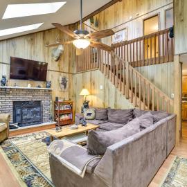 Cozy Bear Den Cabin | Game Room & Golf Cart, hotel v destinaci Pocono Lake