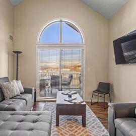 Ridgeview Retreat 2BR Den with Hot Tub Sleeps 7, hotell i Invermere
