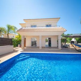Luxury spacious holiday Villa with heated swimming pool