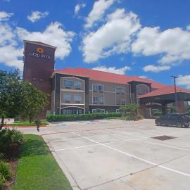 La Quinta Inn & Suites by Wyndham Mercedes Outlet Mall, viešbutis mieste Mersedesas