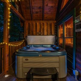 Cozy 2BR Wood Cabin, Pet Friendly, Hot Tub, Pool Table, Close to PF and Gatlinburg