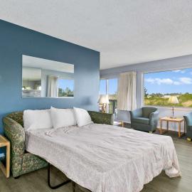 2-Bedroom Condo with King Bed and Fireplace - Pool Hot Tub and Game Room Access, hotel in Ocean Shores