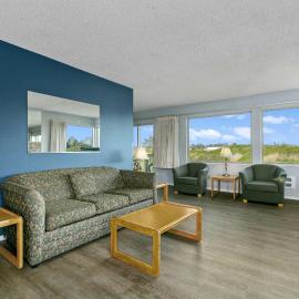 2-Bedroom Condo with King Bed and Fireplace - Pool Hot Tub and Game Room Access