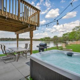 Lake Front Hot Tub Fire Pit Sleeps 10, Hotel in Akron