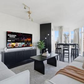 Chic Metropolitan Suite Skyline Vistas & Parking
