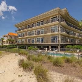 Viesnīca 2 bedroom, 5 beds, 2 bath, beachfront Condo, Oceanfront Pool, Walk to Pier Village pilsētā Seintsimonsa