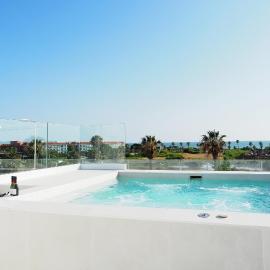 Penthouse duplex with jacuzzi, 5 min to beach, hotel Chipionában