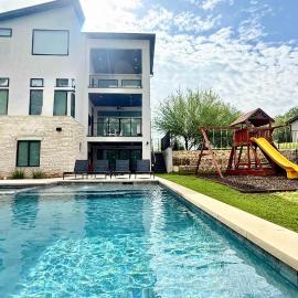 LBJ Bliss Retreat Heated Pool Hot Tub Game Rooms