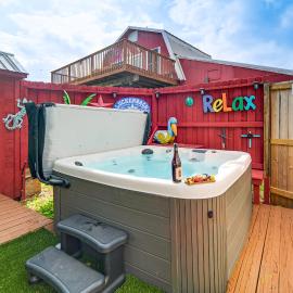 Fredericksburg Barn w/ Balcony: Sip, Soak + Hike
