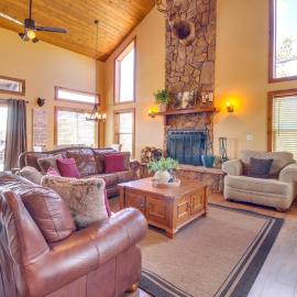 Mtn-View Hilltop Hideaway w/ Deck in Show Low, hotel i Show Low