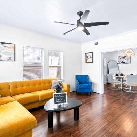 Luxury Montrose Condo with Pool Table Free Wine & Balcony, hotel din Houston