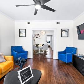 Luxury Montrose Condo with Pool Table Free Wine & Balcony، فندق في هيوستن