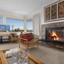 King Beds Fireplace and Kitchen Family Suite for 6 - Pool and Hot Tub, hotel a Ocean Shores