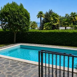 Acquazzurra, luxury duplex, pool, parking space, Free Wi-Fi, hôtel à Lesa