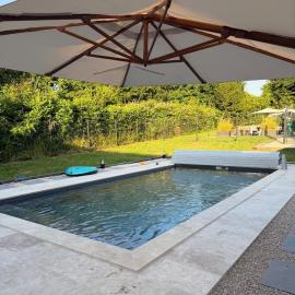 Chalet en bois indépendant, terrasse et accès piscine