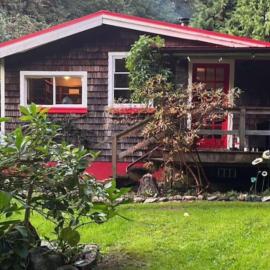 Cabin by the Creek, hotel em Roberts Creek