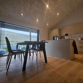 Modern Apartment in Klaksvik with Mountain Views、クラクスヴィークのホテル