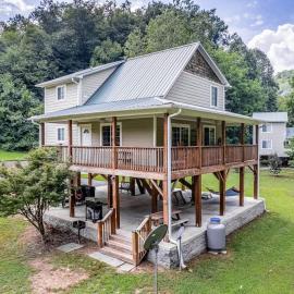 Full Stream Ahead, hotel i Whittier