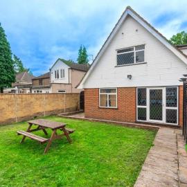 Heathrow 6B Home - Sleeps 12 Parking Garden WIFI, hotel em Colnbrook