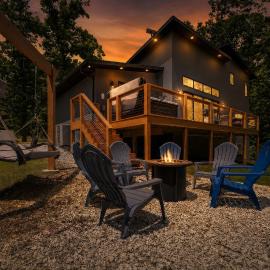 Dirt Merchant Chalet Trail Access Hot Tub on Back 40 Trail, hotel a Bella Vista