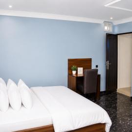 Family Size 2-Bedroom Diamond Suite, Near Malls & Traveling Hubs in Ota, hotel em Otta