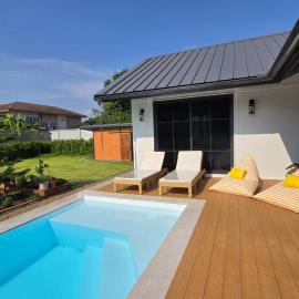 DRIZZLE pool and pillows, hotel Phrakhanongban