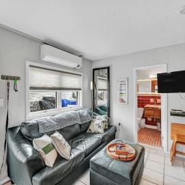 Adventure Doggie's WildWoof Beach Bungalow - 3 Blocks to Beach