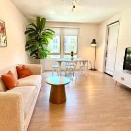 Modern 2BR Escape with Pool Near Irvine Spectrum, hotel u gradu 'Lake Forest'