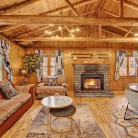 Beartop Lodge Cozy Rustic Cabin Fire Pit, khách sạn ở Blakeslee