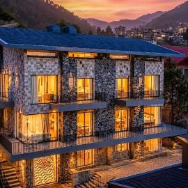 StayVista at Tres & Quatro - Himalayan Den with Bonfire, Mountain View, hotel in Barog