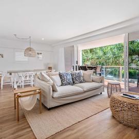 Sophisticated & stylish beachside apartment with pool – hotel w mieście Sunrise Beach