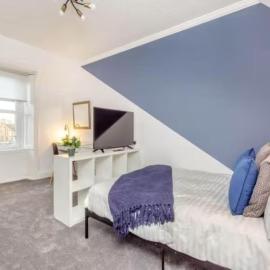 Langley Lodge 7BR House 5 Ensuites Garden & Parking Sleeps 8