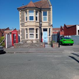 Quirky large Victorian house with private parking, hotel in Bristol