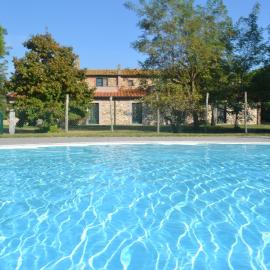 Podere Santa Giulia - casale Francianina、ピオンビーノのホテル