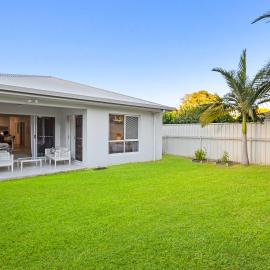 Palm Cove Hideaway Pet Friendly Fenced Yard