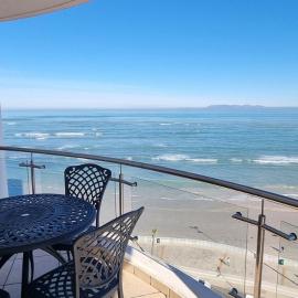 Modern Oceanview Apartment HIbernian Towers โรงแรมในสตรานด์