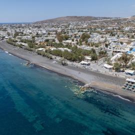 Hotel Pleasure Blackbeach Santorini, hotel in Perissa