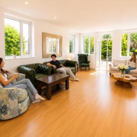 North London A spacious 7 bedroom house accommodating up to 18 people complete with own gym and table tennis، فندق في لندن