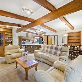 Huge 5 Bed Party House Pool, Renovated Tram, Bar, hotel in Clyde