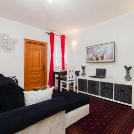 Chic City Apt with attached Private Bath 5km toUN