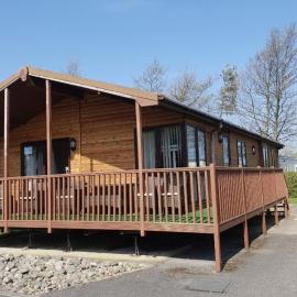 Wooden Lodge Sleeps 9 with Veranda & Decking, Hotel in Fleetwood