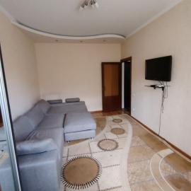 Modern 1 Room Apartment in Center, hotel a Ak-Tyube